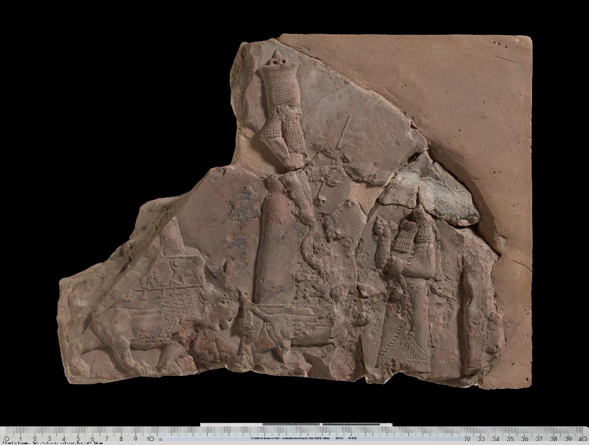 Bruchstück eines Reliefs mit Götteranbetung