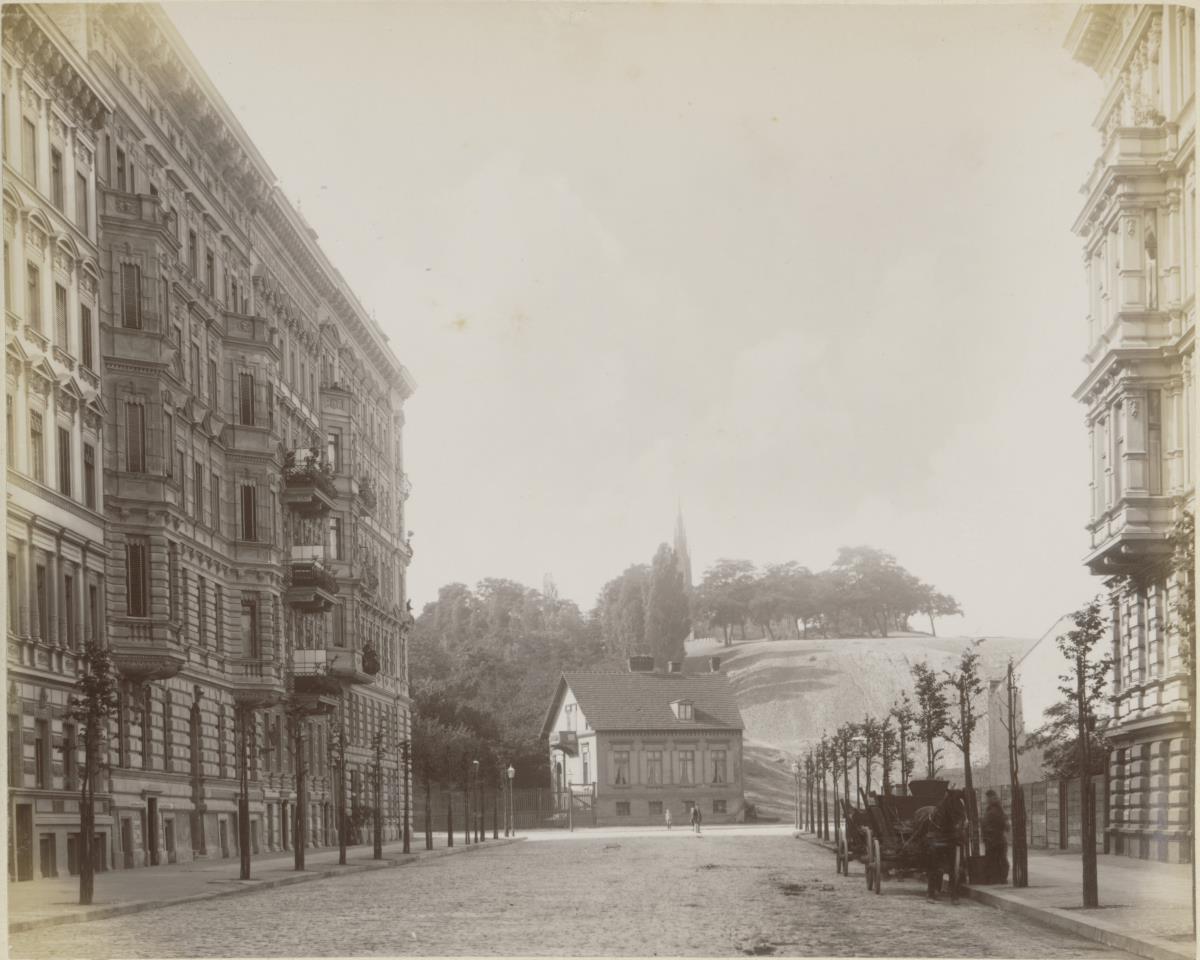 Berlin, Blick aus der Großbeerenstraße auf den Kreuzberg