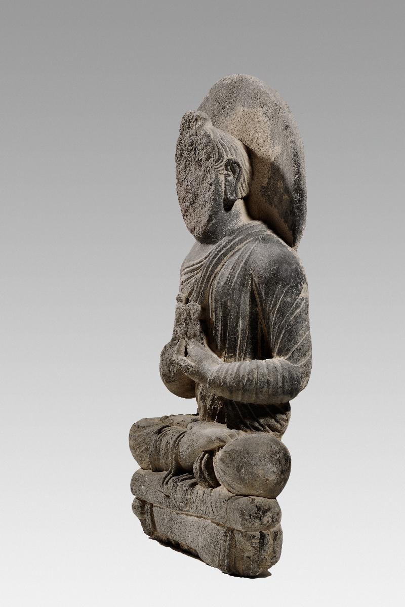 Sitzender Buddha in Lehrgeste (dharmachakra-mudra) auf Thron mit Vorhangmotiv (Fragment)