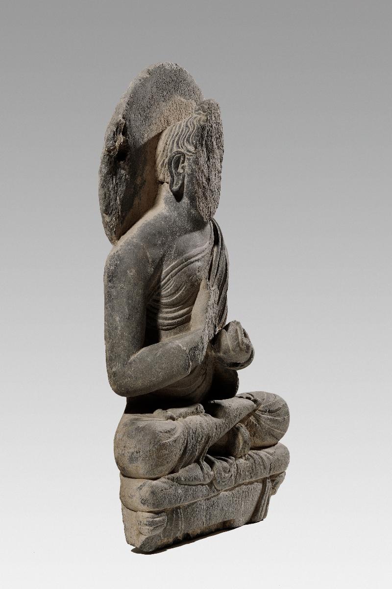 Sitzender Buddha in Lehrgeste (dharmachakra-mudra) auf Thron mit Vorhangmotiv (Fragment)