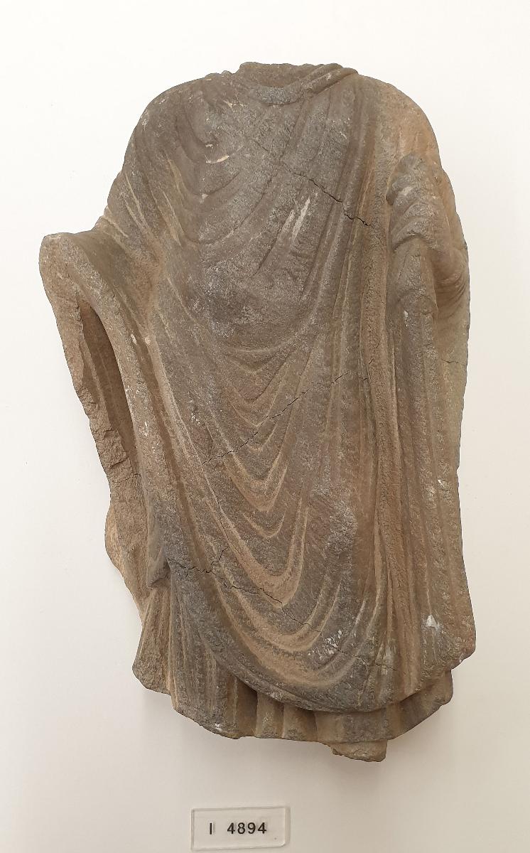 Torso eines stehenden Buddha in Schutzgeste (abhaya-mudra)