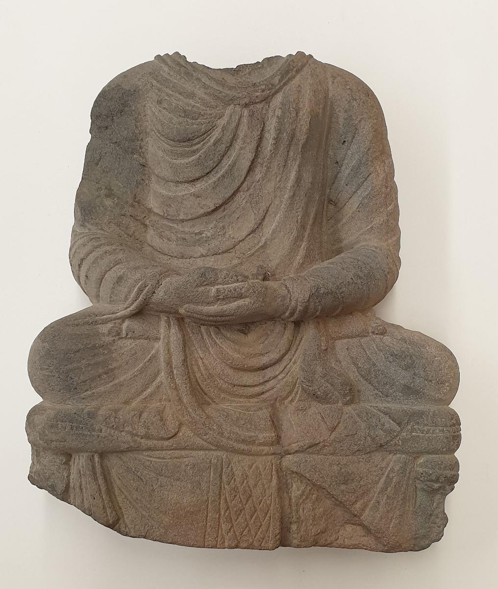 Torso eines meditierenden Buddha. Sockelrelief: Vorhangmotiv mit Mittelbordüre