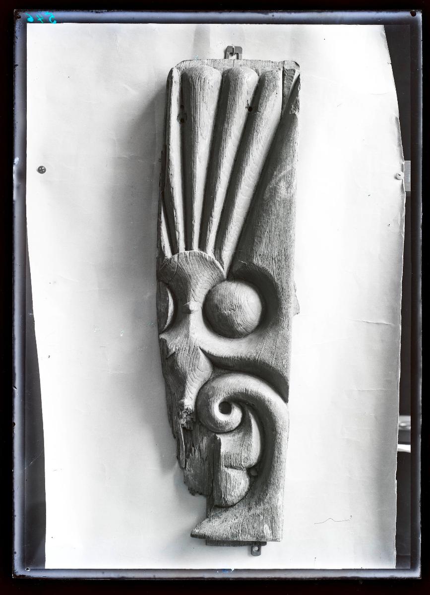 Marmor, Gips und Holz: Holzfragment (Ornament Nr. 102)