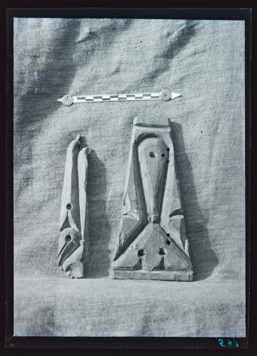 Marmor, Gips und Holz: Holzfragment (Ornament Nr. 54)