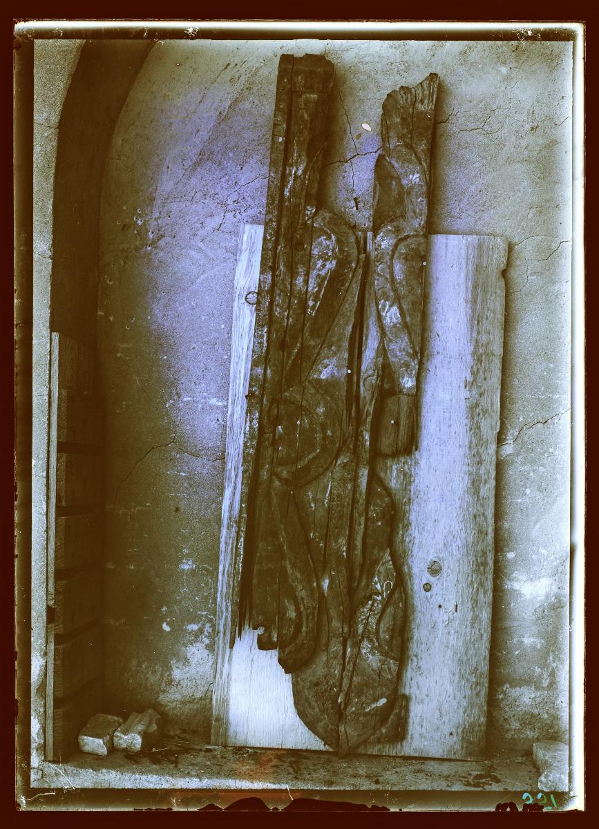 Marmor, Gips und Holz: Holzfragment (Ornament Nr. 109)