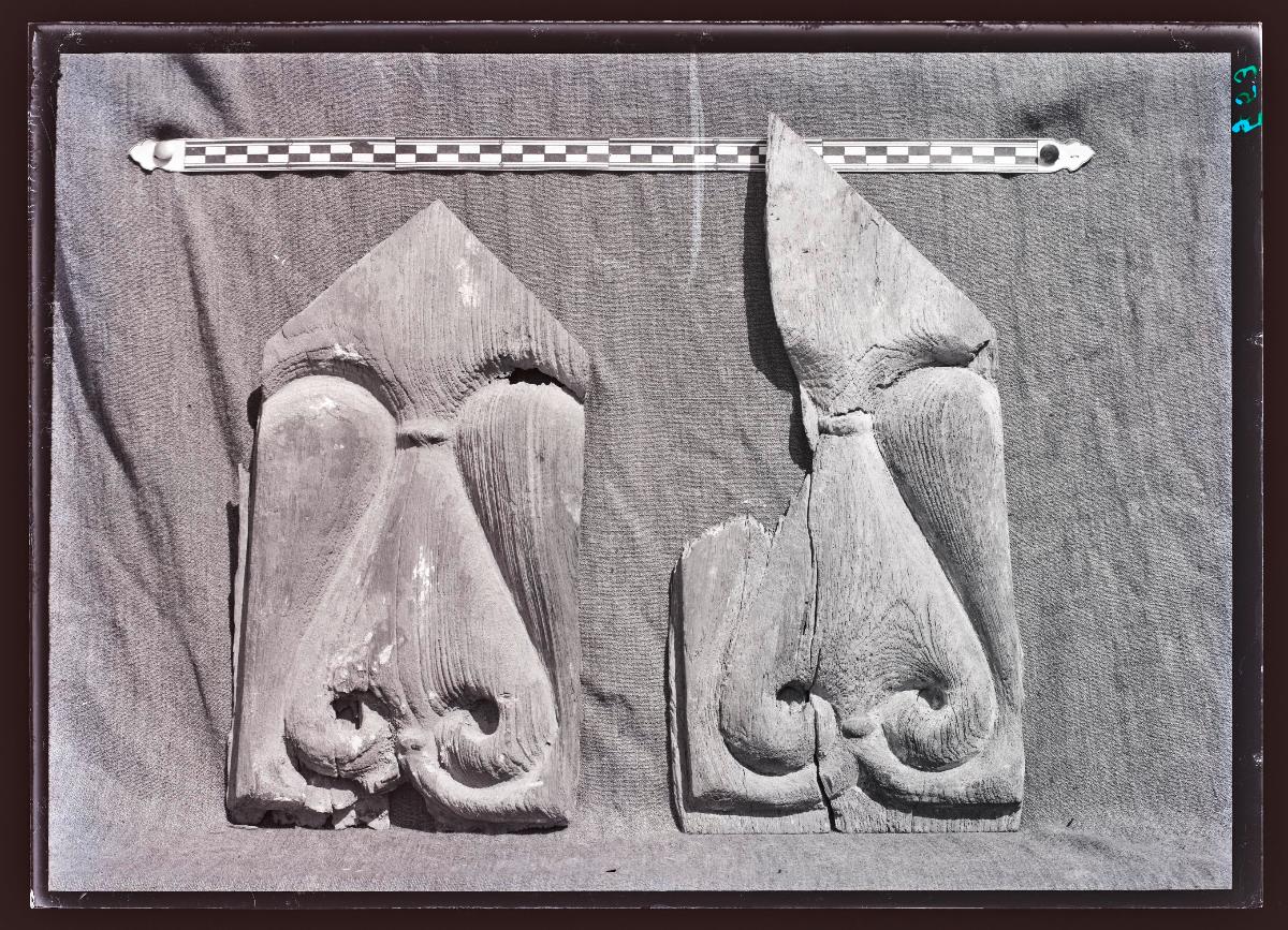 Marmor, Gips und Holz: Holzfragment (Ornament Nr. 19)