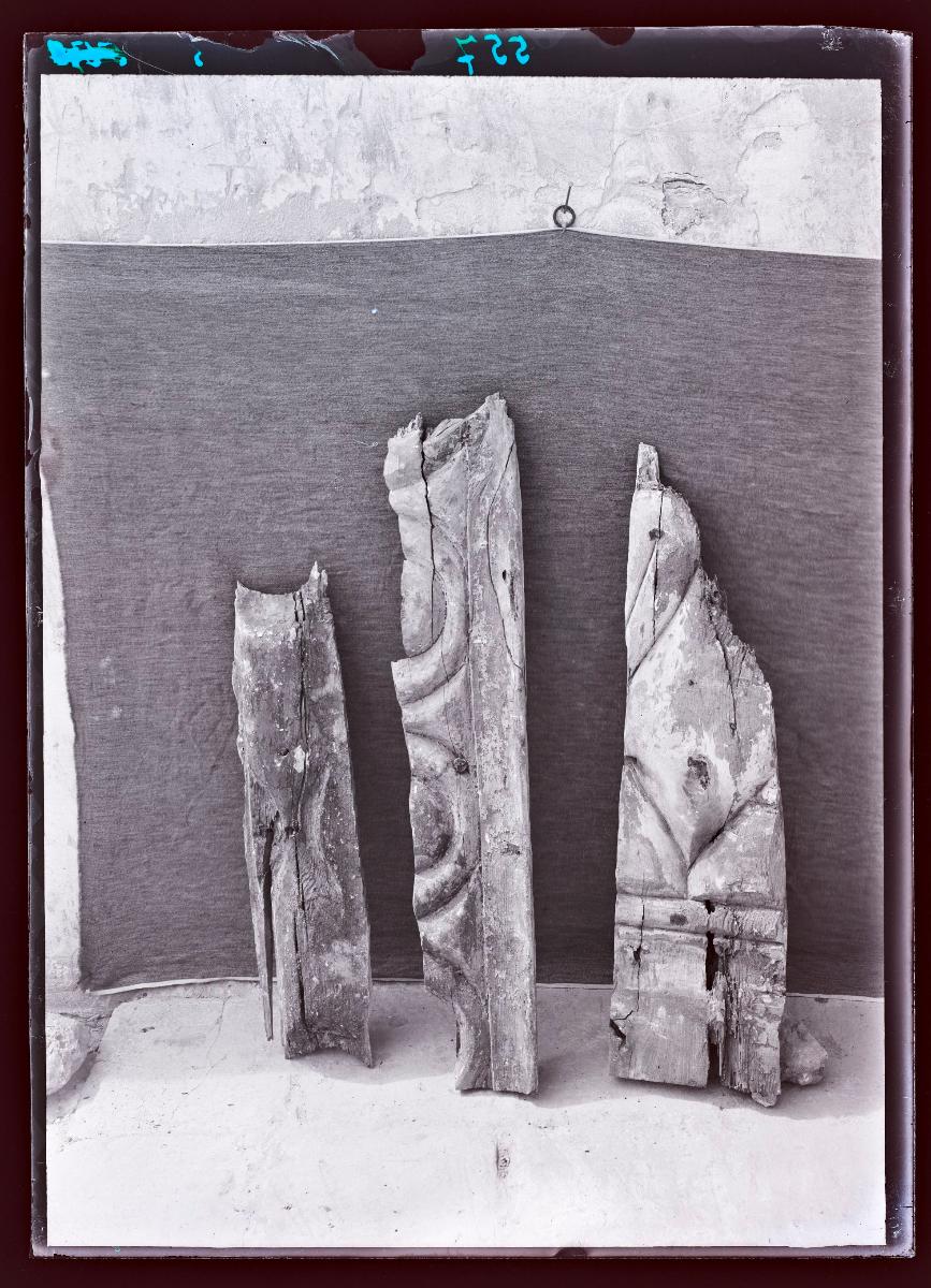 Marmor, Gips und Holz: Holzfragmente (Ornament Nr. 90)