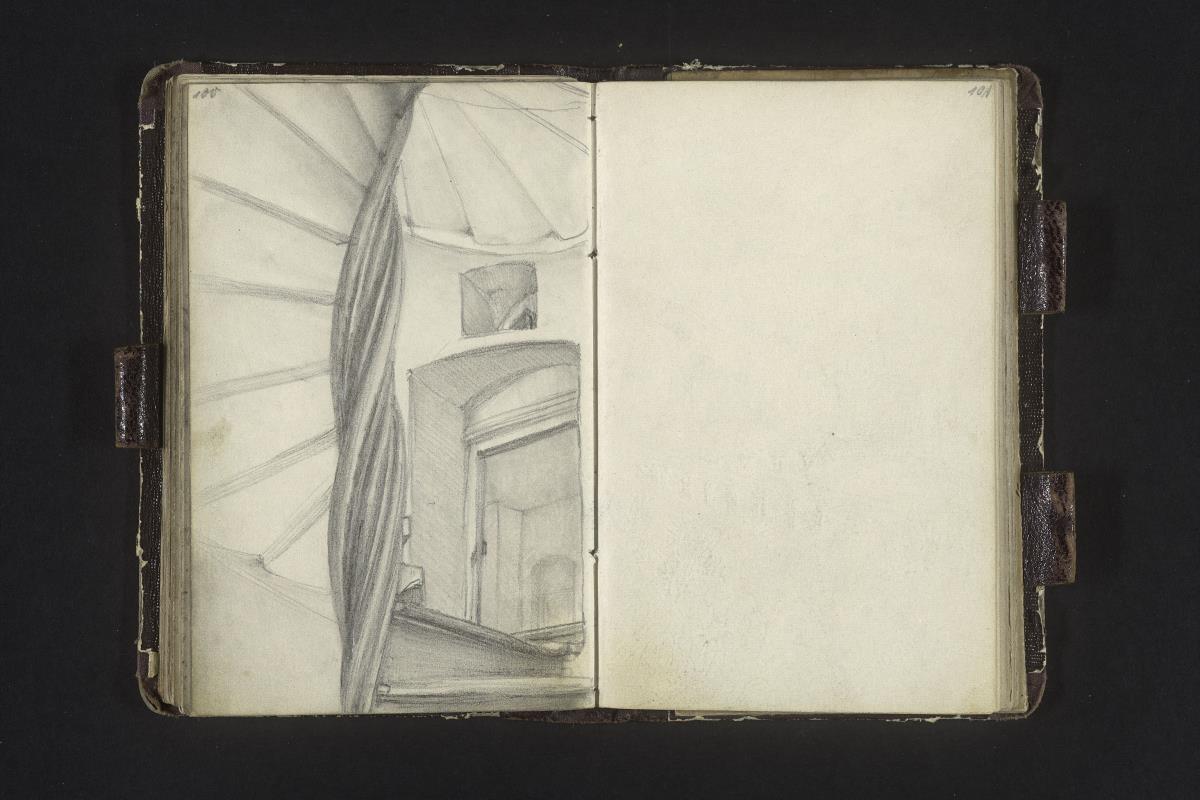 Wendeltreppe mit Blick nach oben auf eine Tür