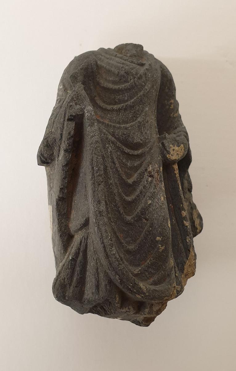 Torso eines stehenden Buddha in Schutzgeste (abhaya-mudra)