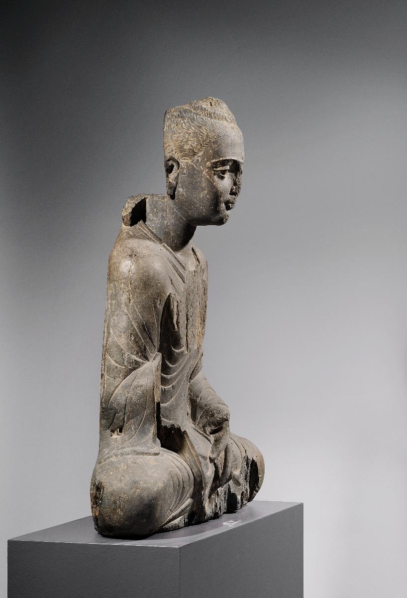 Sitzender Buddha mit Schnurrbart in Schutzgeste (abhaya-mudra)