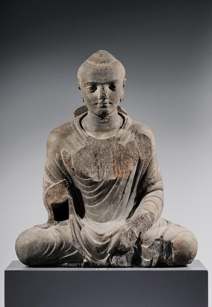 Sitzender Buddha mit Schnurrbart in Schutzgeste (abhaya-mudra)