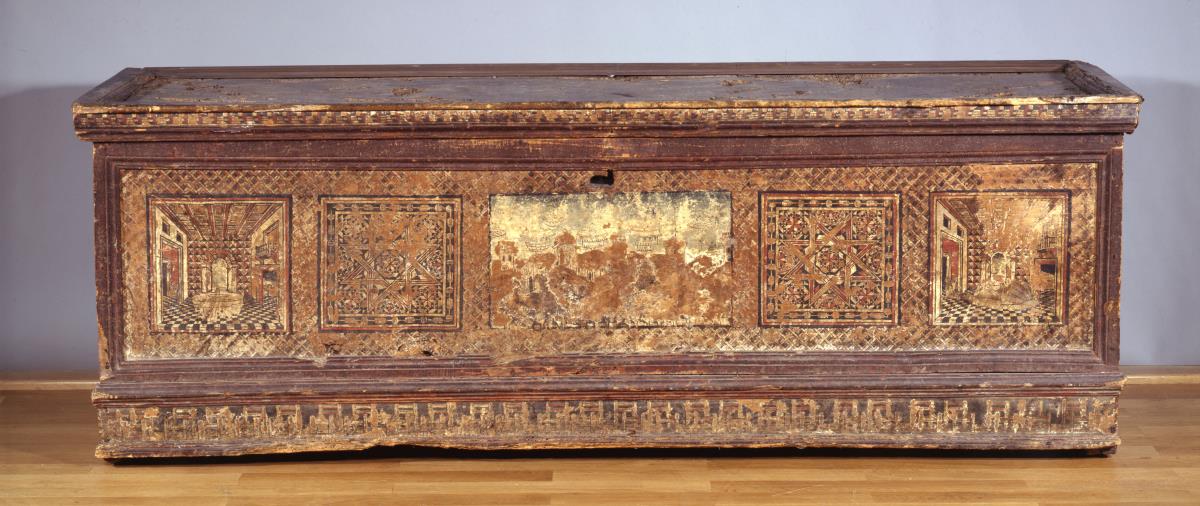 Mit Holzschnitten beklebter Cassone, an den Schmalseiten aufgemalt das Wappen der Familie Albizzi