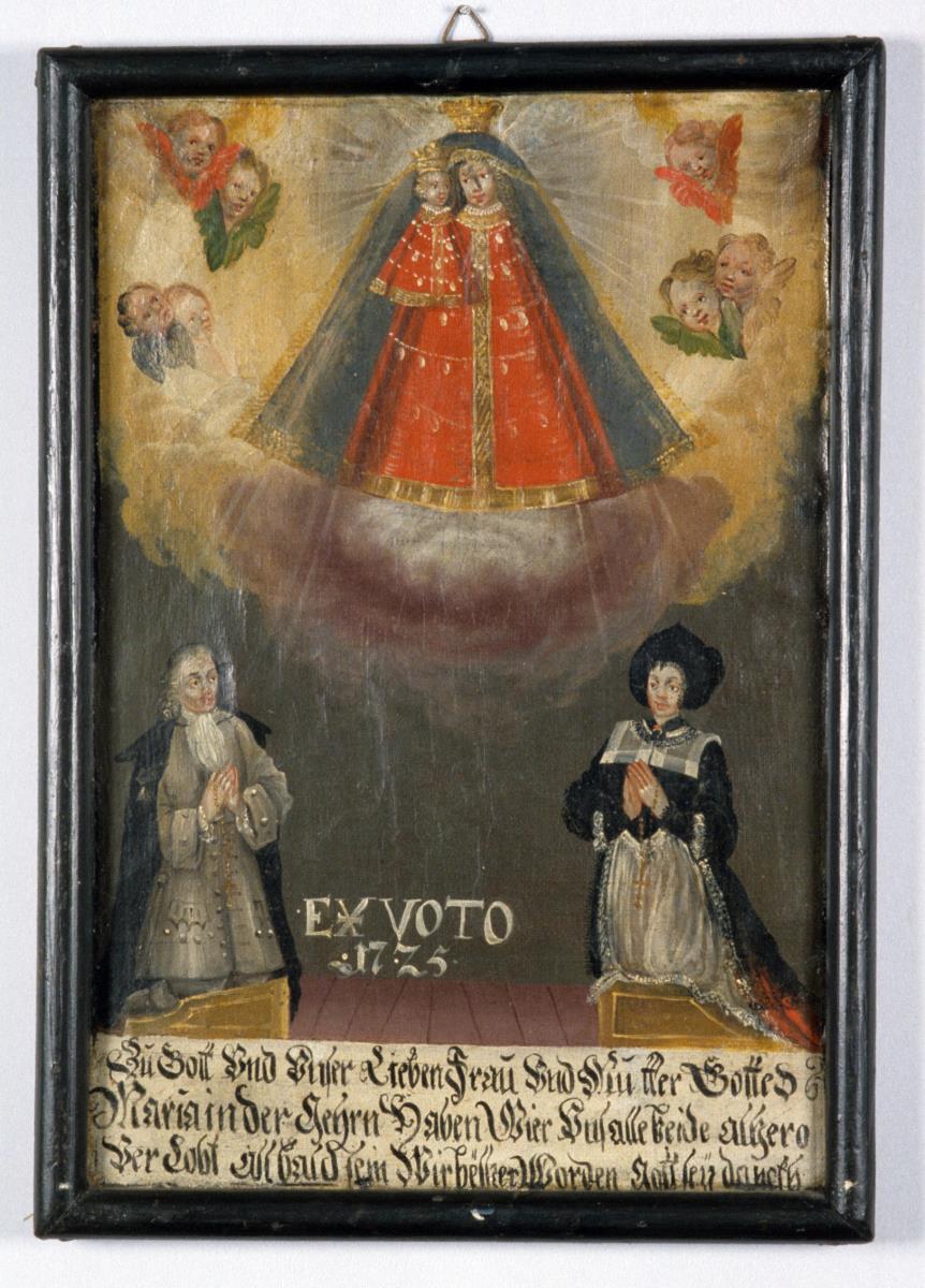Zu Gott und  unser Lieben Frau und Mutter Gottes Maria in der Gehrn Haben Wier uns alle beide alhero Verlobt all baid sein Wir besser Worden Gott sey Danckh. Zwischen den Knienden in weißer Schrift: EX VOTO 1725