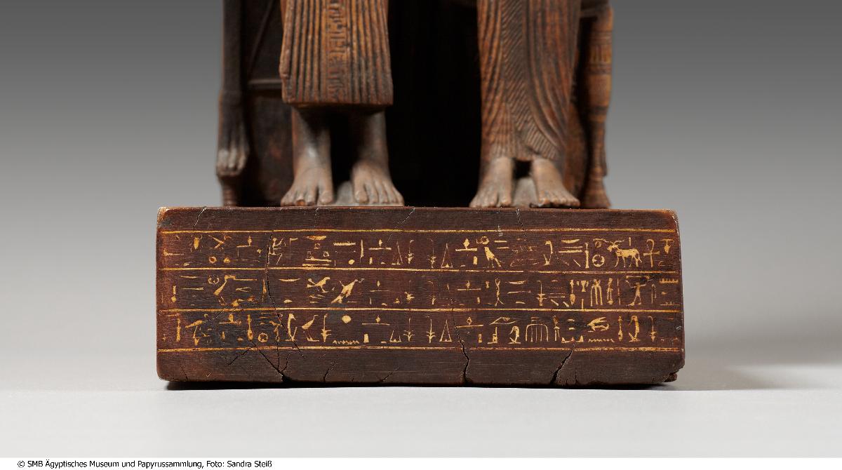 Sitzfigur des Vorstehers der Handwerker, Amenemope, und seiner Frau Hathor