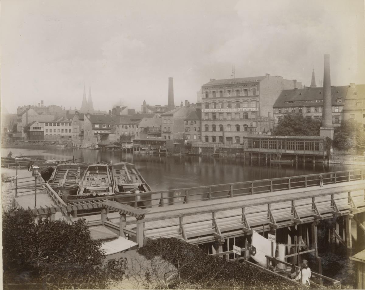Berlin, Stralauer Straße Spreeseite mit Waisenbrücke