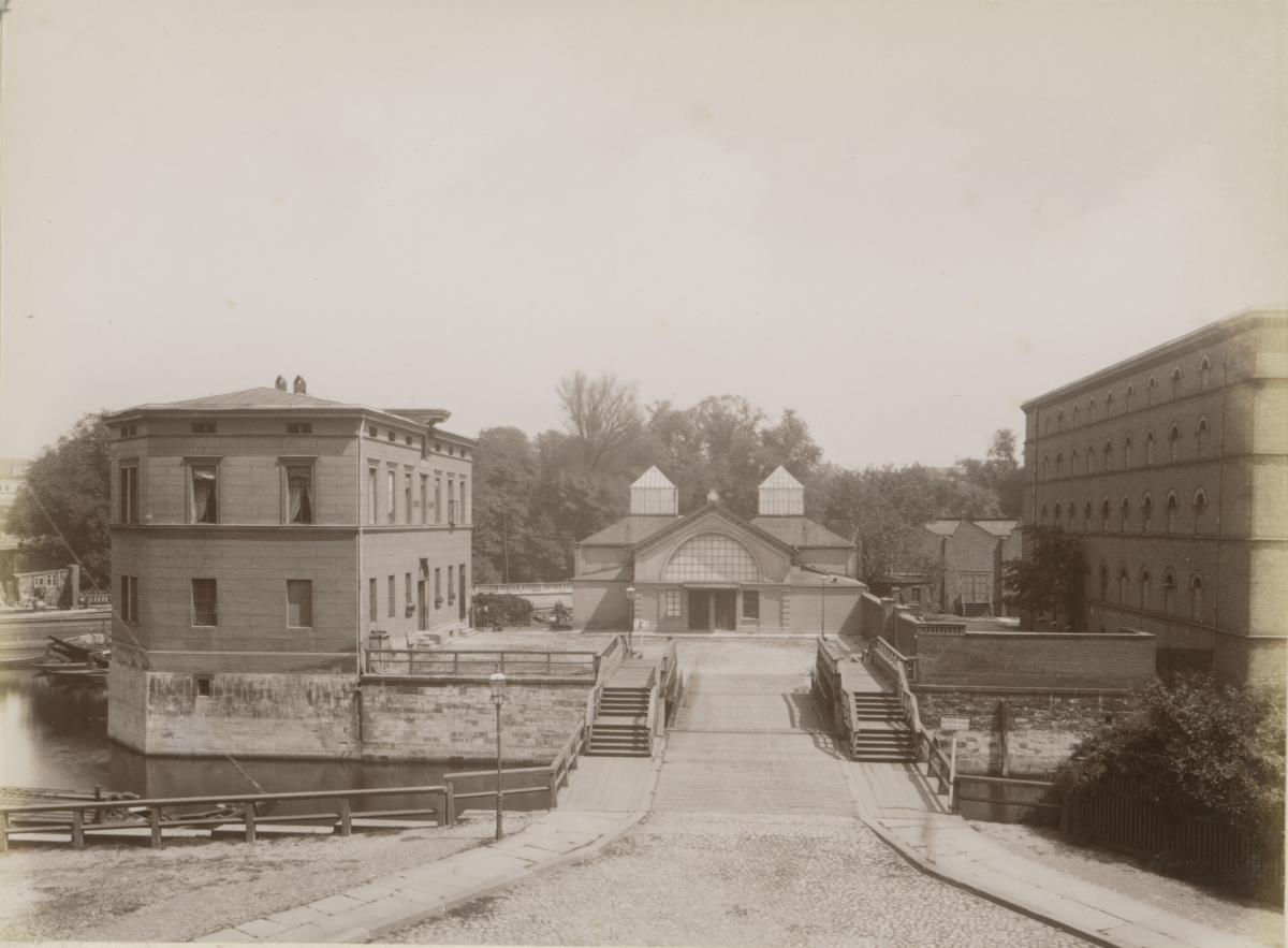 Berlin, Spreeinsel, Mehlhaus mit Mehlbrücke über dem Kupfergraben, sog. Kunstbaracke und Neuer Packhof