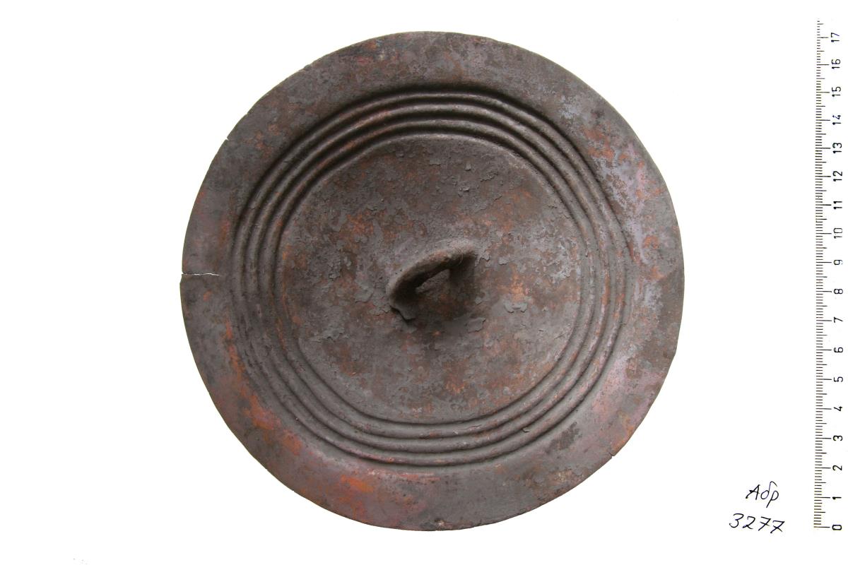 Einwärts gebogener Deckel mit Öse zum Anfassen