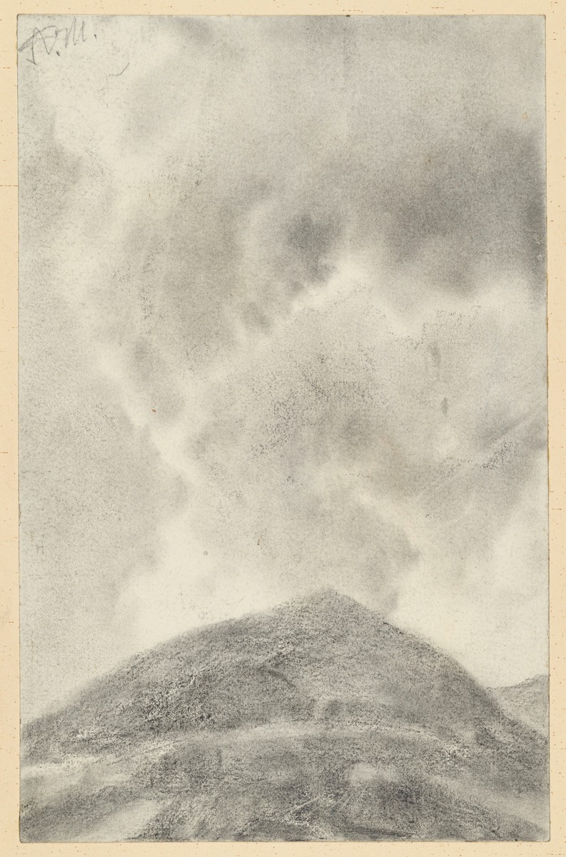 Wolken über einer Bergkuppe