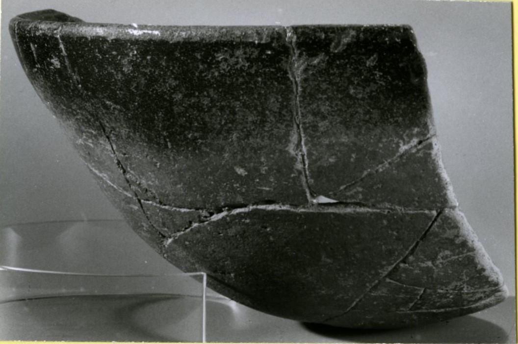 Fragment eines schwarz-roten, halbkugeligen Topfes
