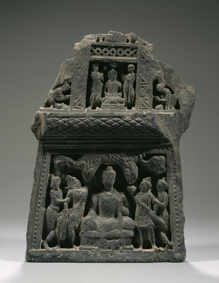 Stupagiebel mit zwei Szenen (Fragment): Maras Angriff (maravijyaya, unten); Verehrung eines meditierenden Buddha (oben)