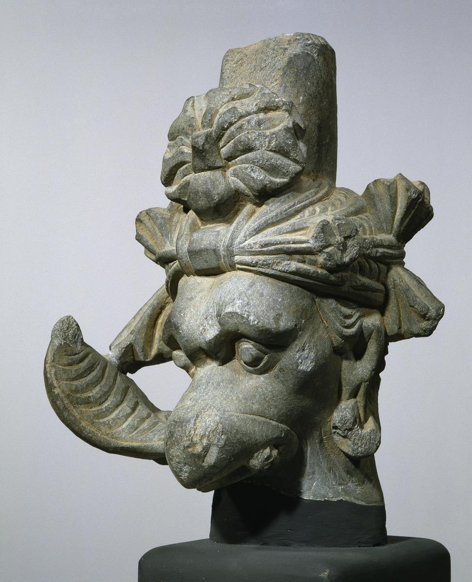 Kopf des mythischen Vogels Garuda mit Schlange (Naga) im Schnabel (Fragment)
