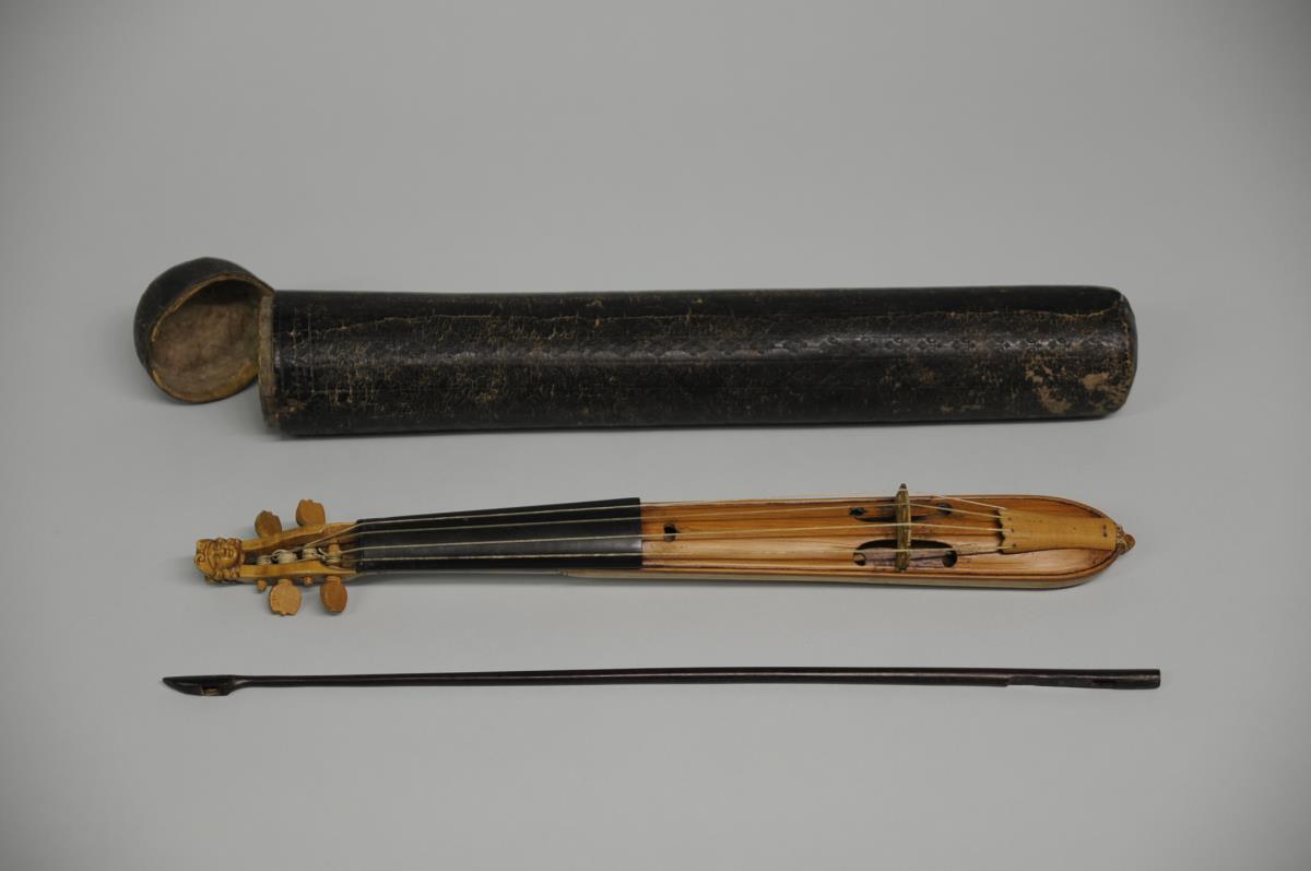 Pochette mit Köcher und Bogen