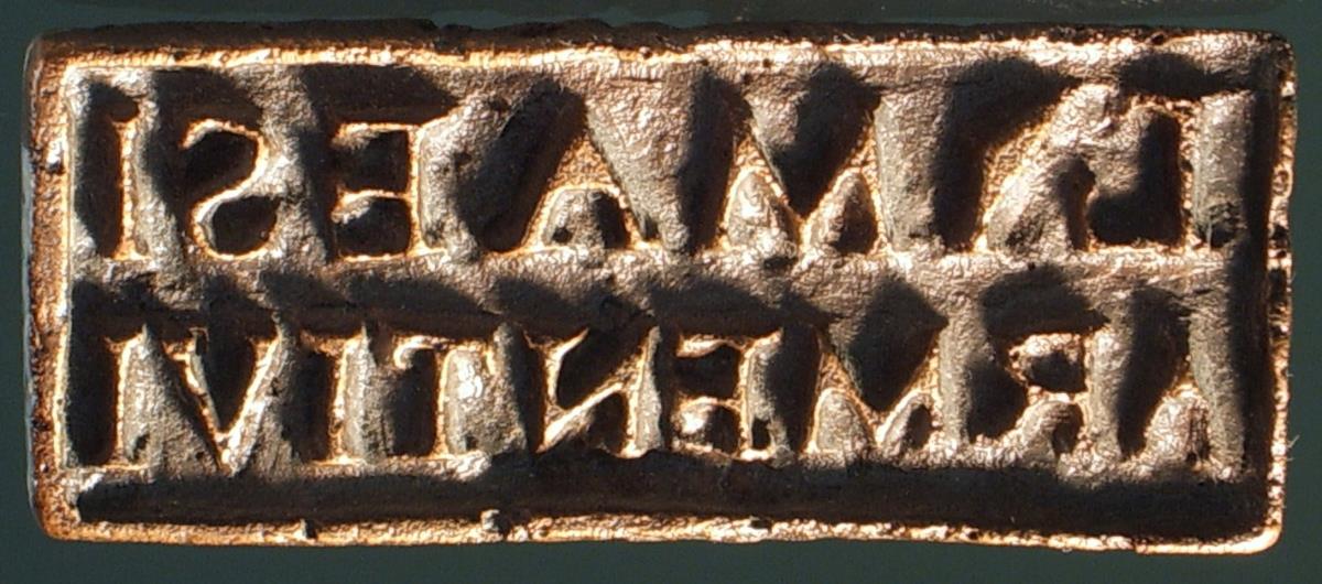 Rechteckiger Stempel mit fragmentiertem ringförmigem Griff und der lateinischen Inschrift L(uci) MAESI / ARMENTIVI