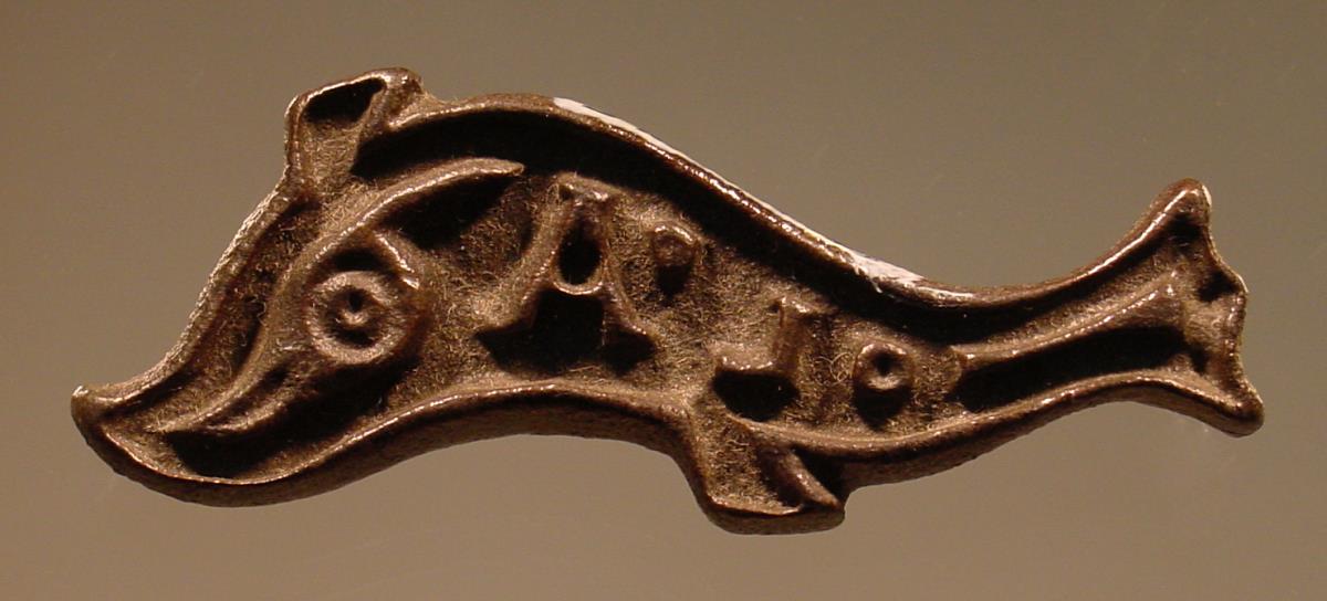 Stempel in Form eines Delphins mit lateinischer Inschrift: oL . A