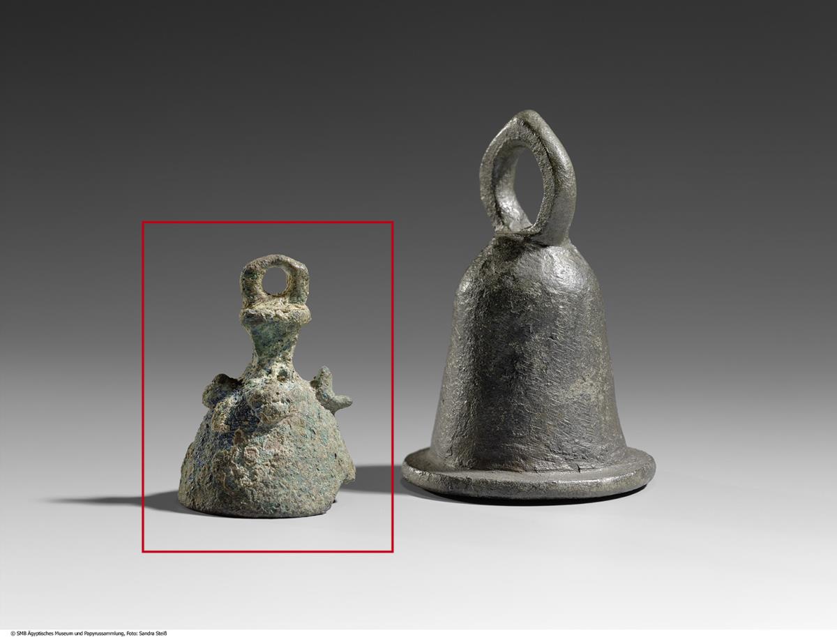 Glocke mit vier Tierköpfen verziert