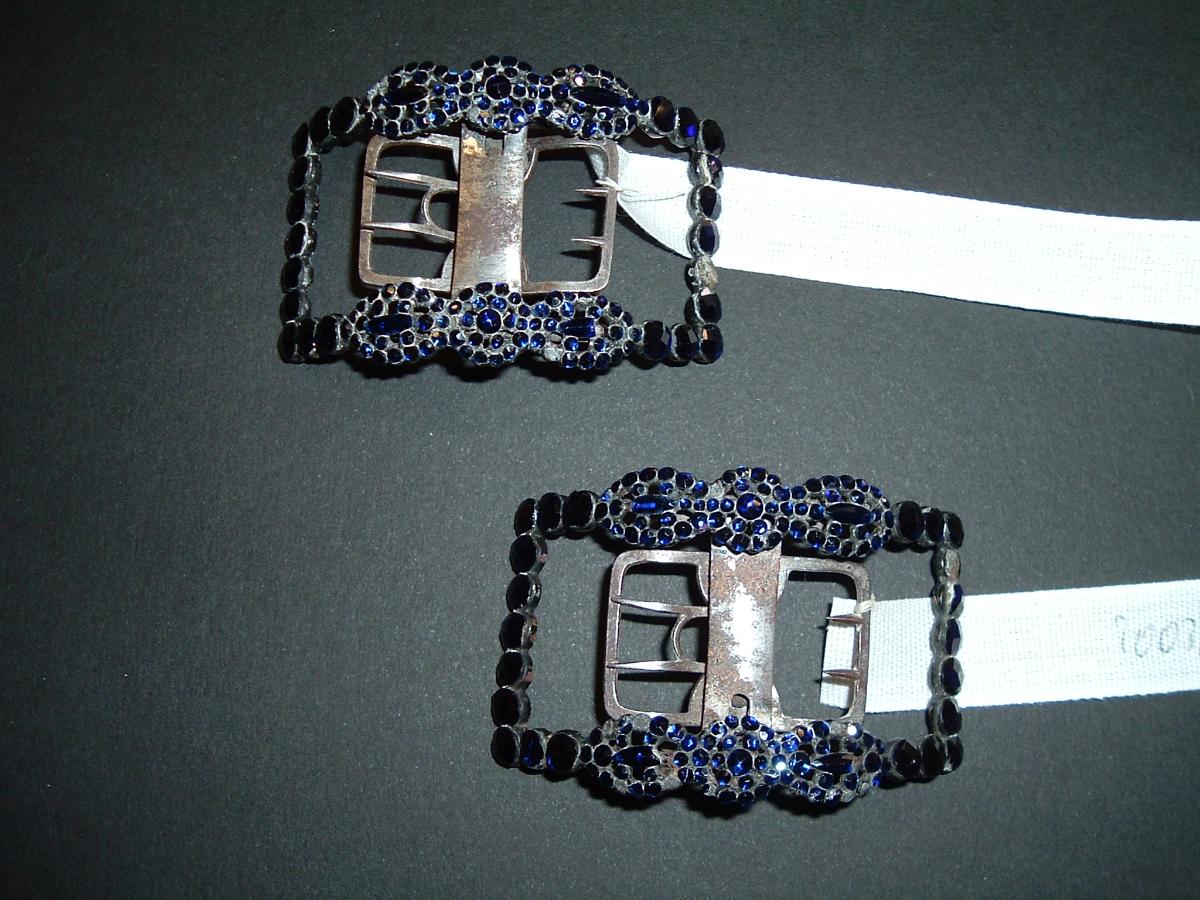 Schuhschnalle mit blauen Glassteinen und passendem Futteral