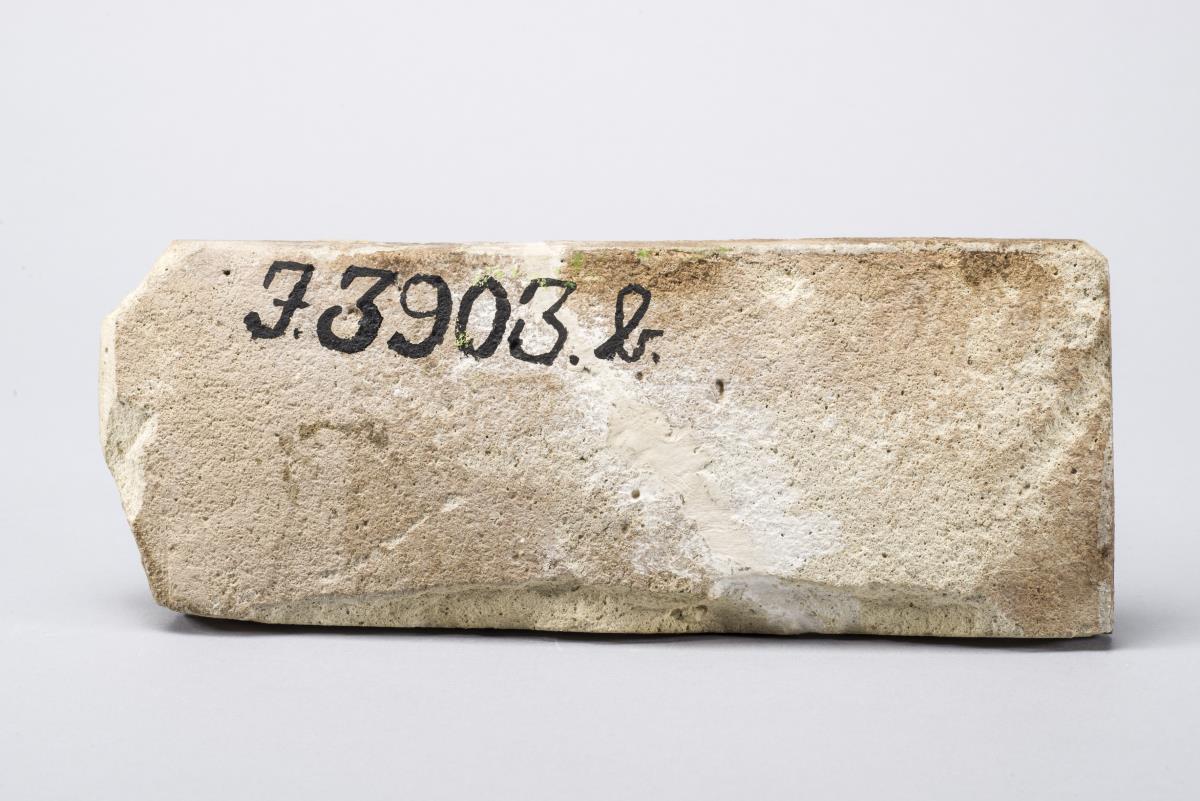 I. 3903 b