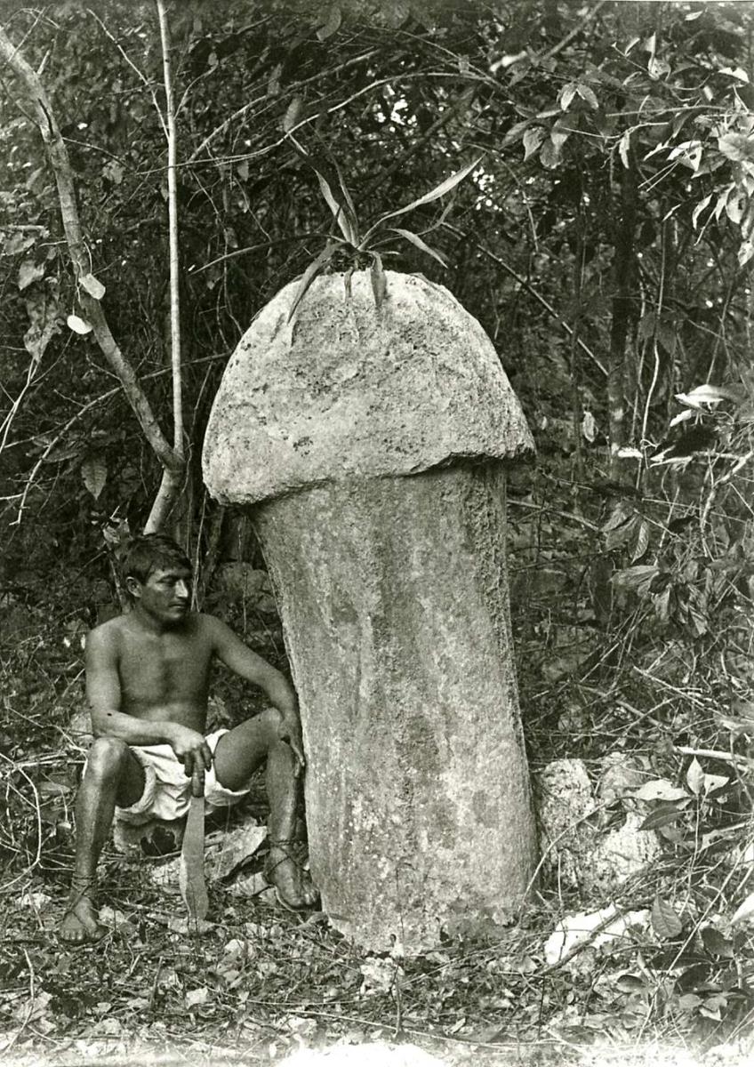 Phallus. (Mann daneben sitzend.)