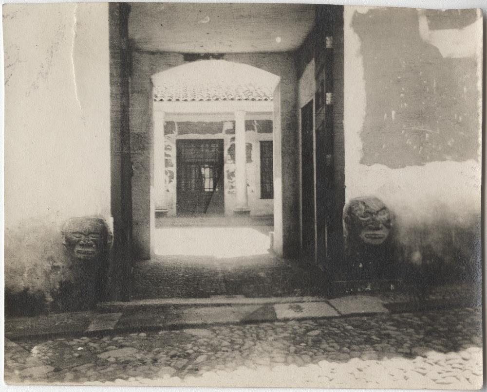 Steinköpfe am Eingang vom Haus oder Hof