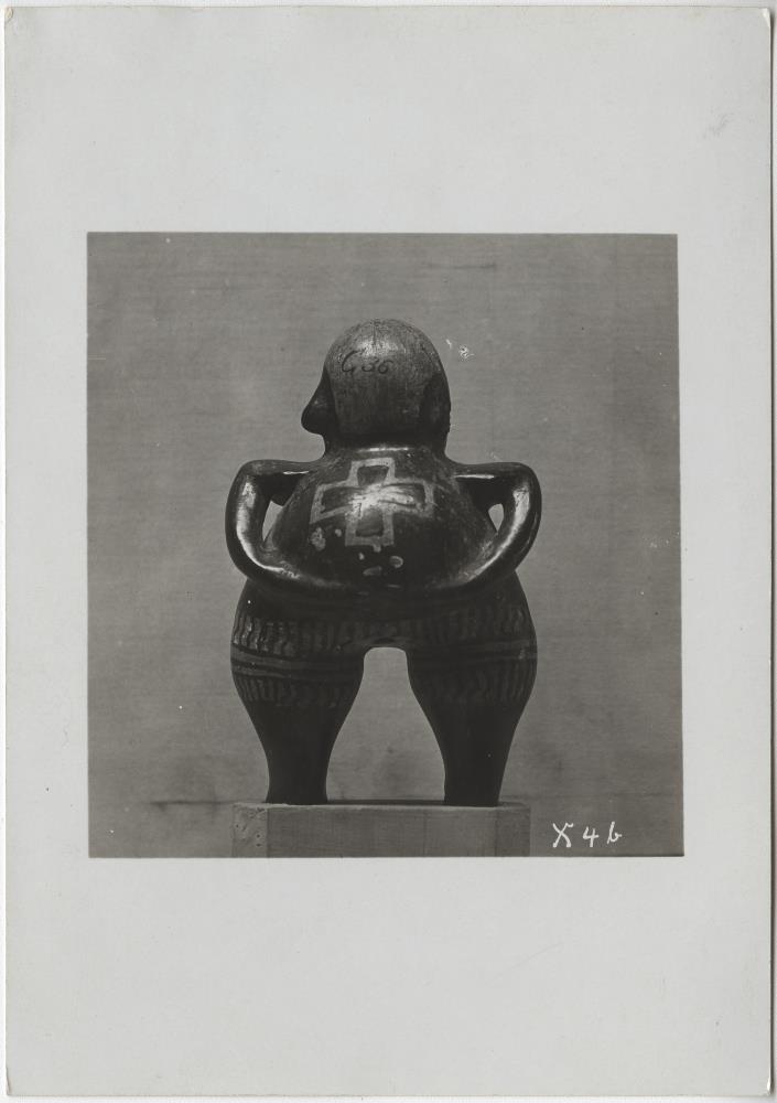 Tonfigur stehend (Rückseite).  Sammlung Guillermo de Heredia.