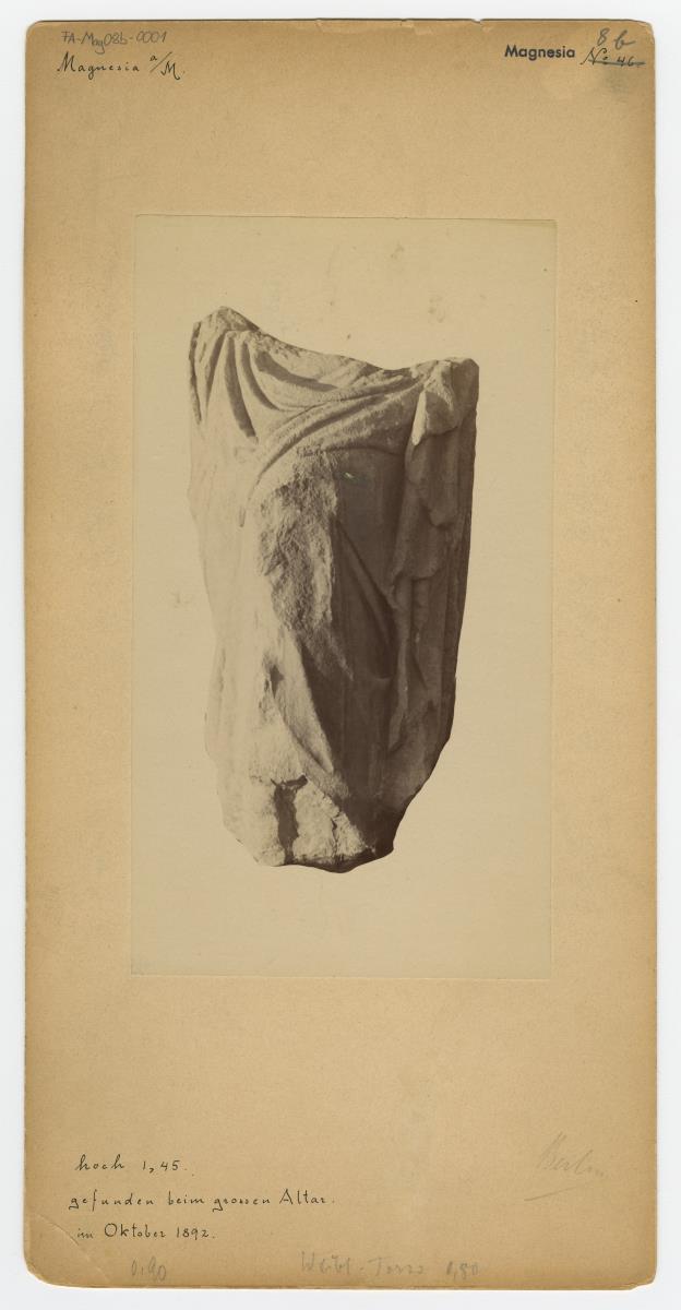 Magnesia am Mäander, Artemisaltar, Reliefplatte