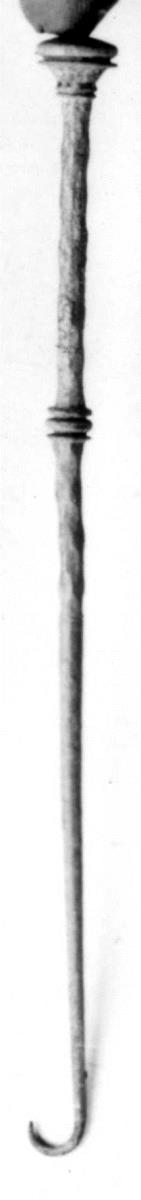 Lange Nadel oder Haken mit z. T. gedrehtem Stiel; am oberen Ende ein Knopf, weiter unten eine Anschwellung, vielleicht Wundhaken