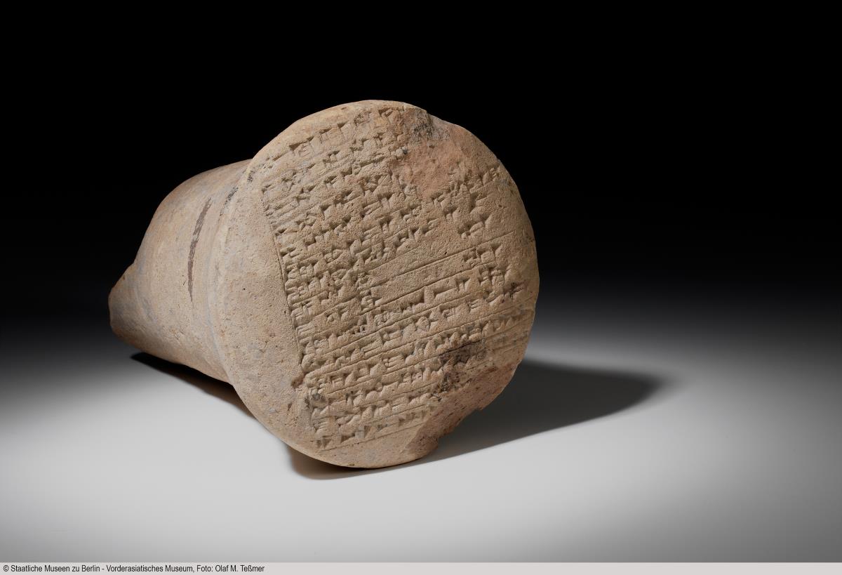 Zikkatu mit Bauinschrift Puzur-Assurs III.