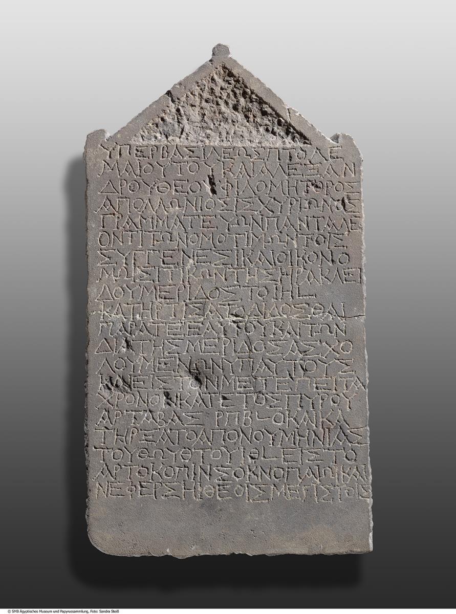 Stiftungsurkunde in Gestalt einer Stele mit Spitzgiebel