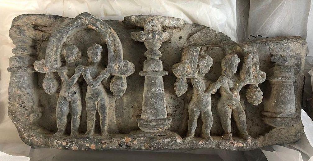Schmuckfries: Paare von Yaksha-Eroten in Verehrungsgeste (anjali-mudra) unter Chaitya-Bögen