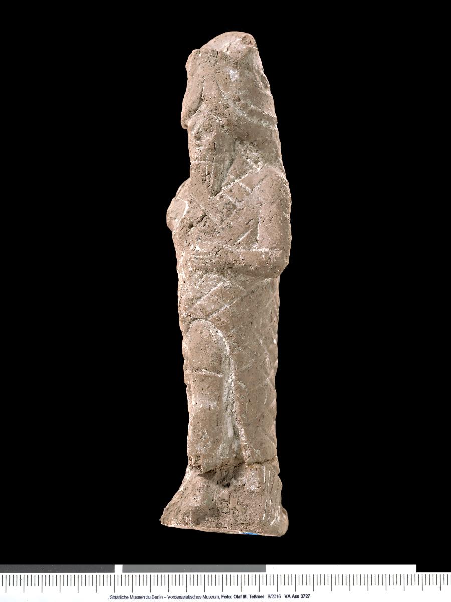 Statuette eines Mannes im Fisch-Gewand