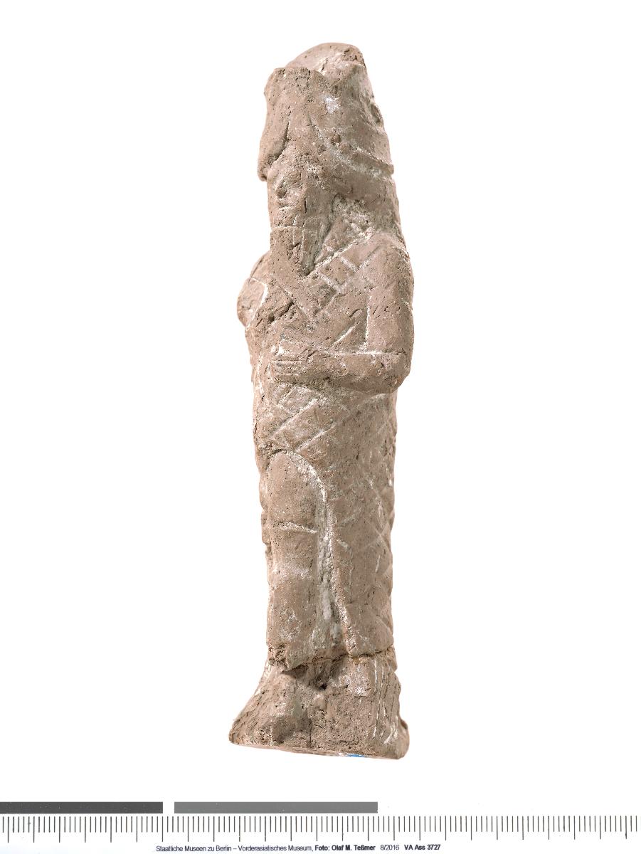 Statuette eines Mannes im Fisch-Gewand