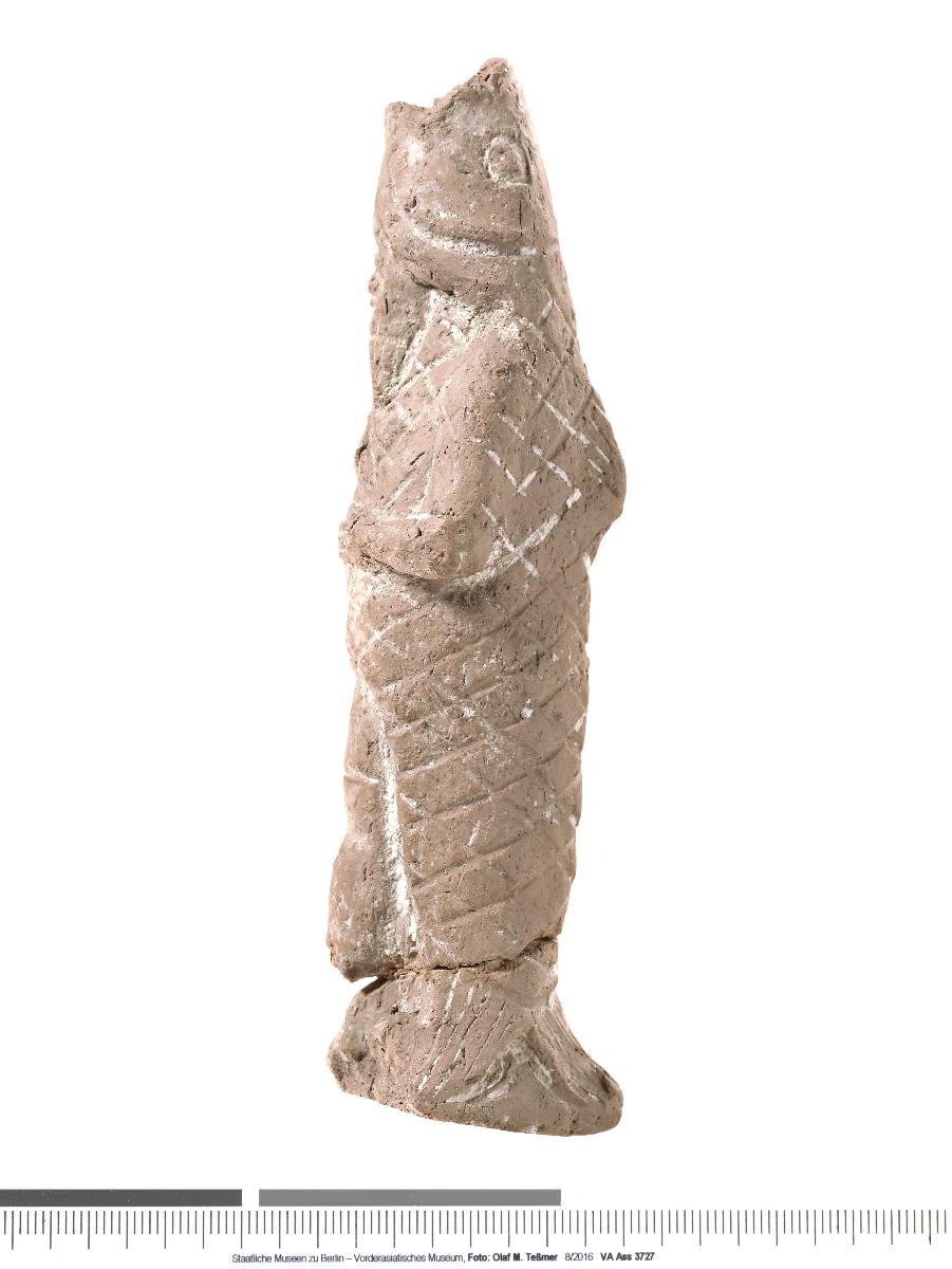 Statuette eines Mannes im Fisch-Gewand