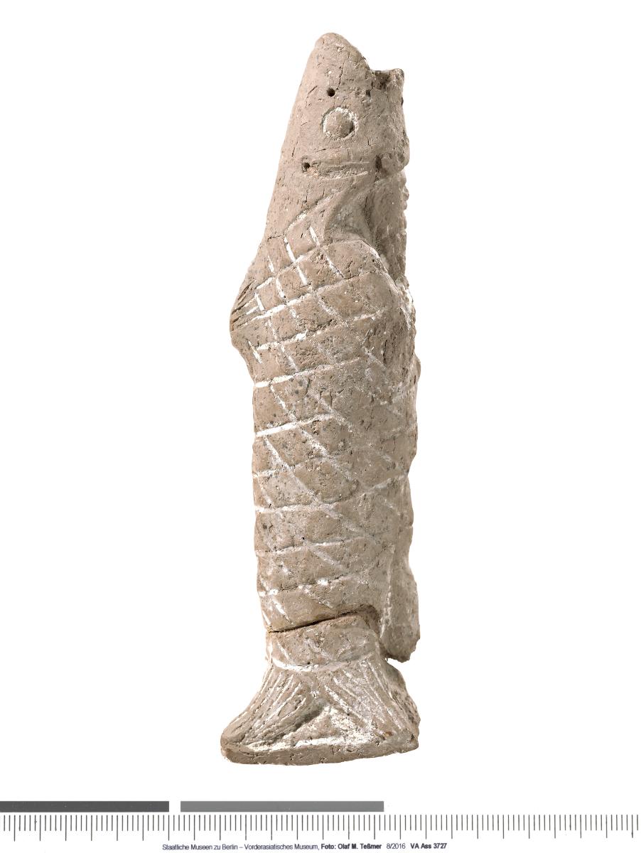 Statuette eines Mannes im Fisch-Gewand