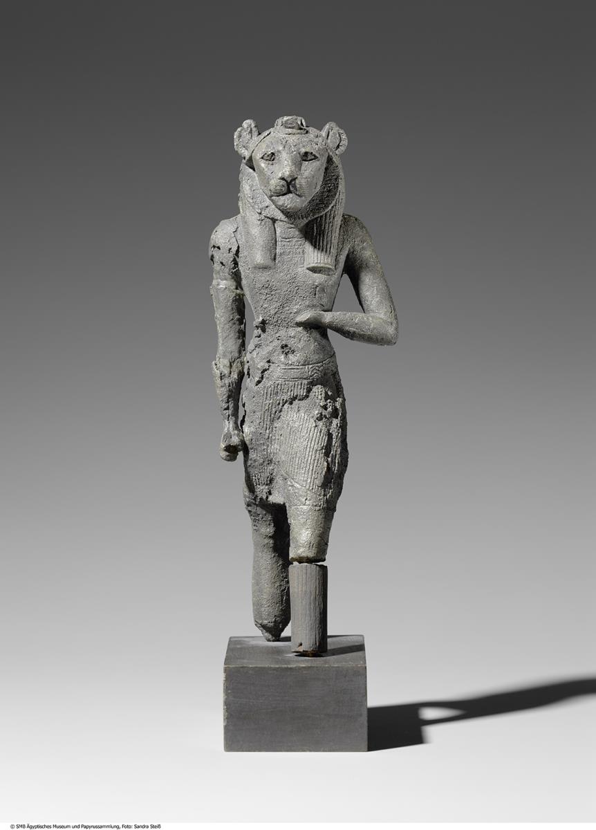 Standschreitfigur eines löwenköpfigen Gottes (Nefertem) mit menschlichem Körper und Schendjt-Schurz