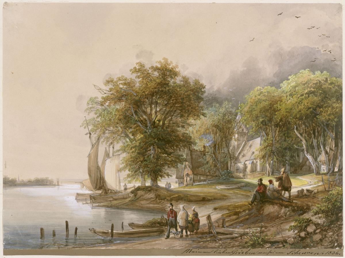 Kirche und Fischerhäuser unter Bäumen am Wasser