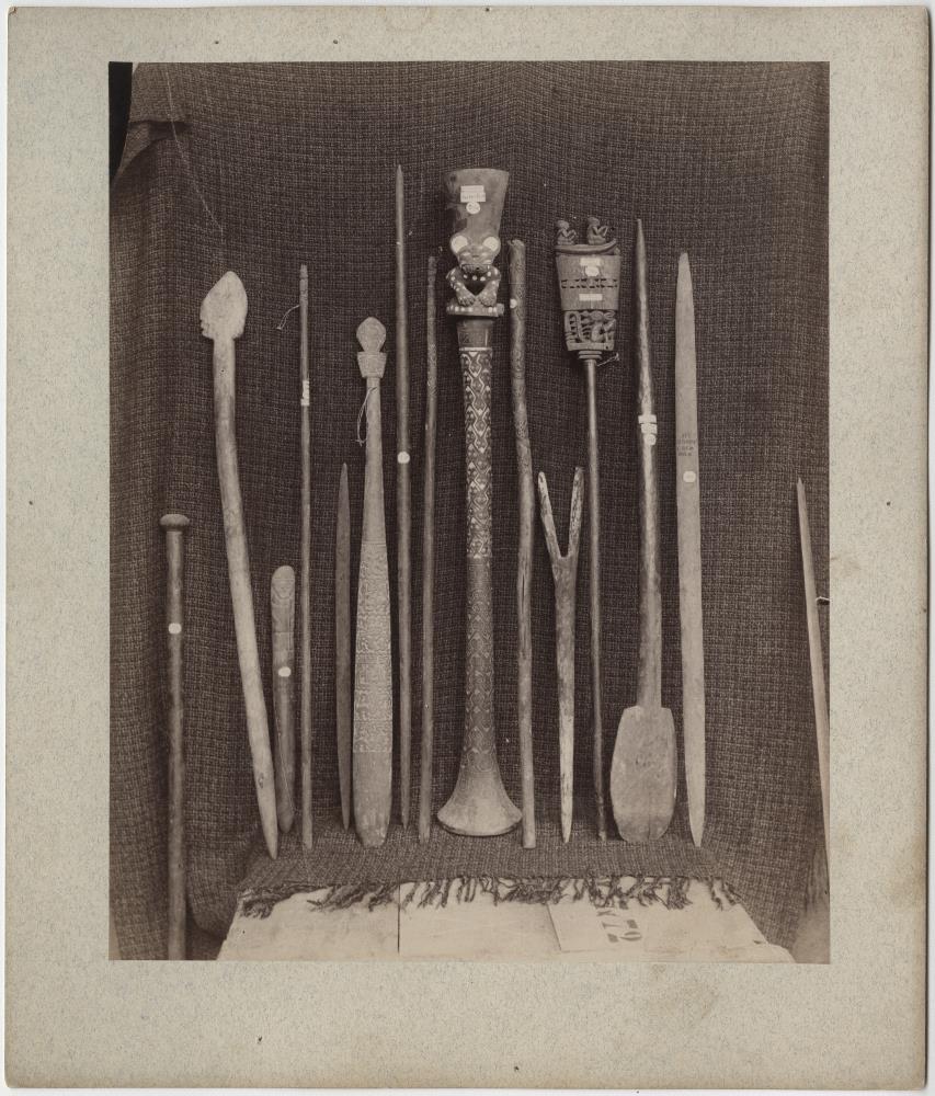 Holzobjekte u.a. aus der Sammlung Macedo