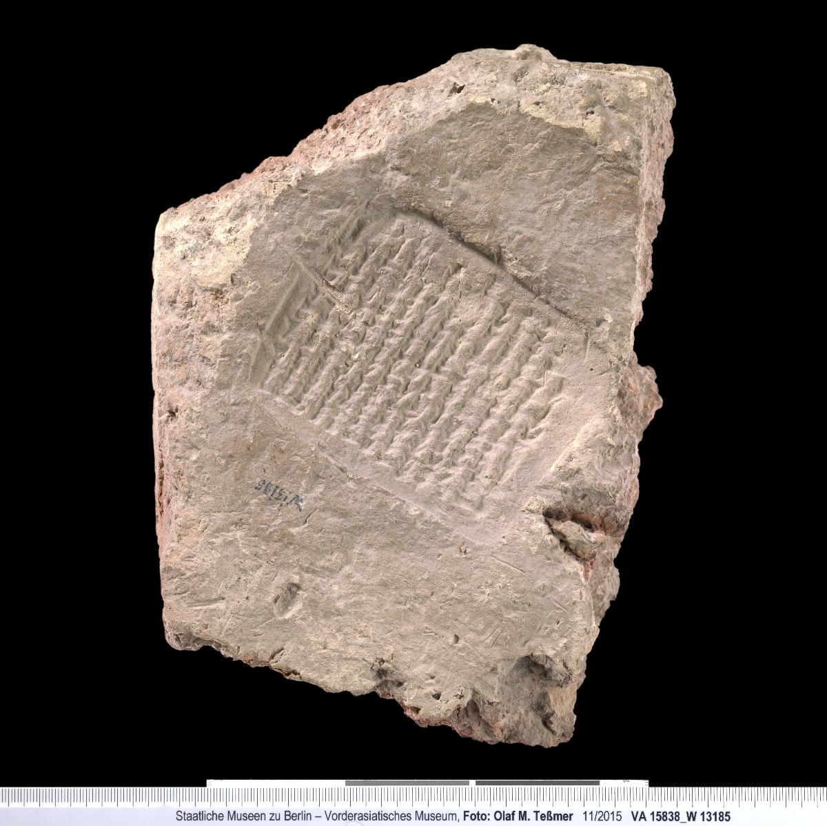 Ziegelfragment mit gestempelter Bauinschrift