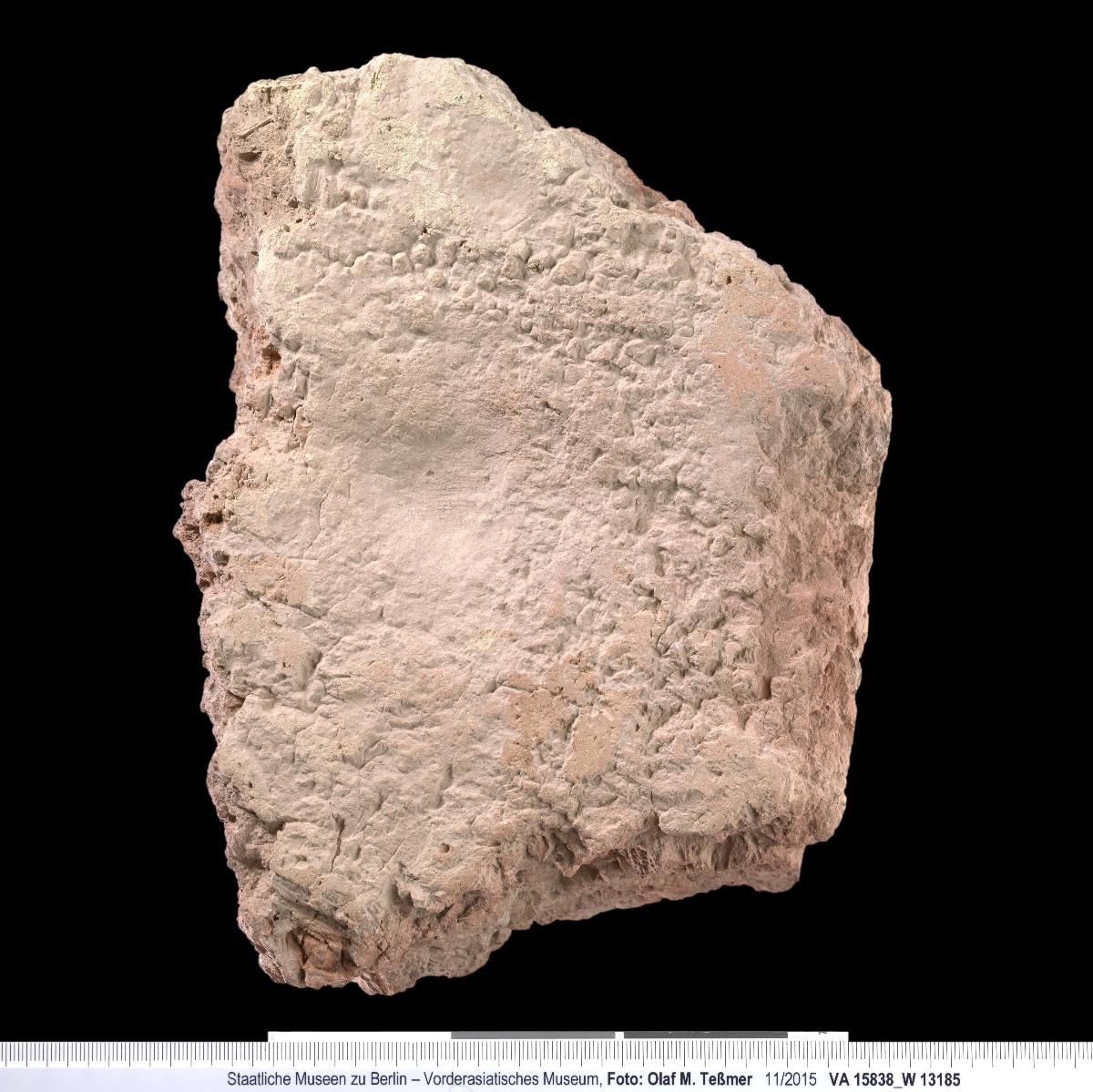 Ziegelfragment mit gestempelter Bauinschrift