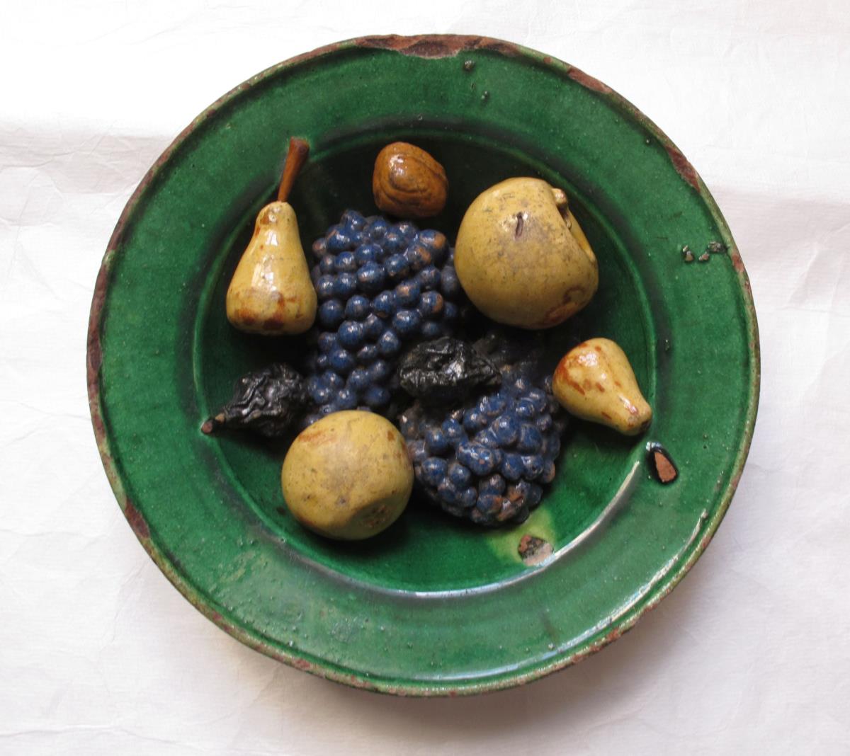 Teller mit aufgelegten Früchten