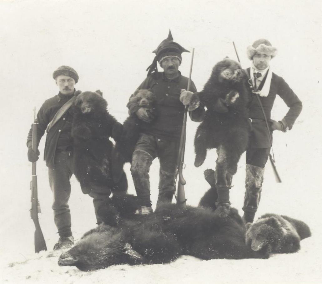 Jäger mit erlegten Bären